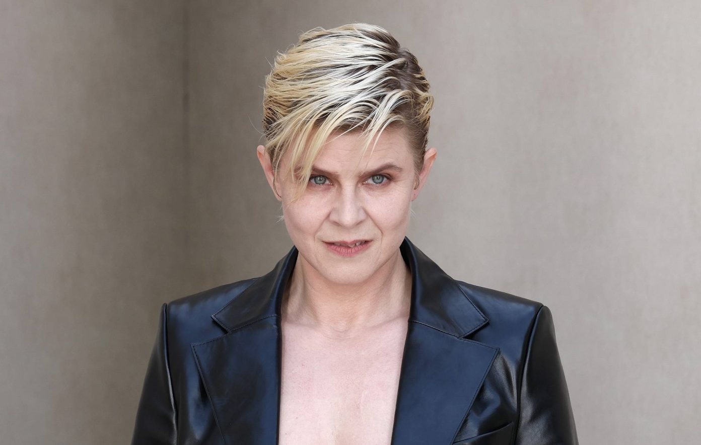 Обложка: Robyn на Paris Fashion Week в октябре. Источник: Pierre Suu/Getty Images