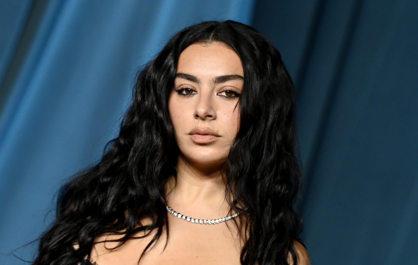 Обложка: певица Charli XCX. Источник: Gilbert Flores/Variety via Getty Images