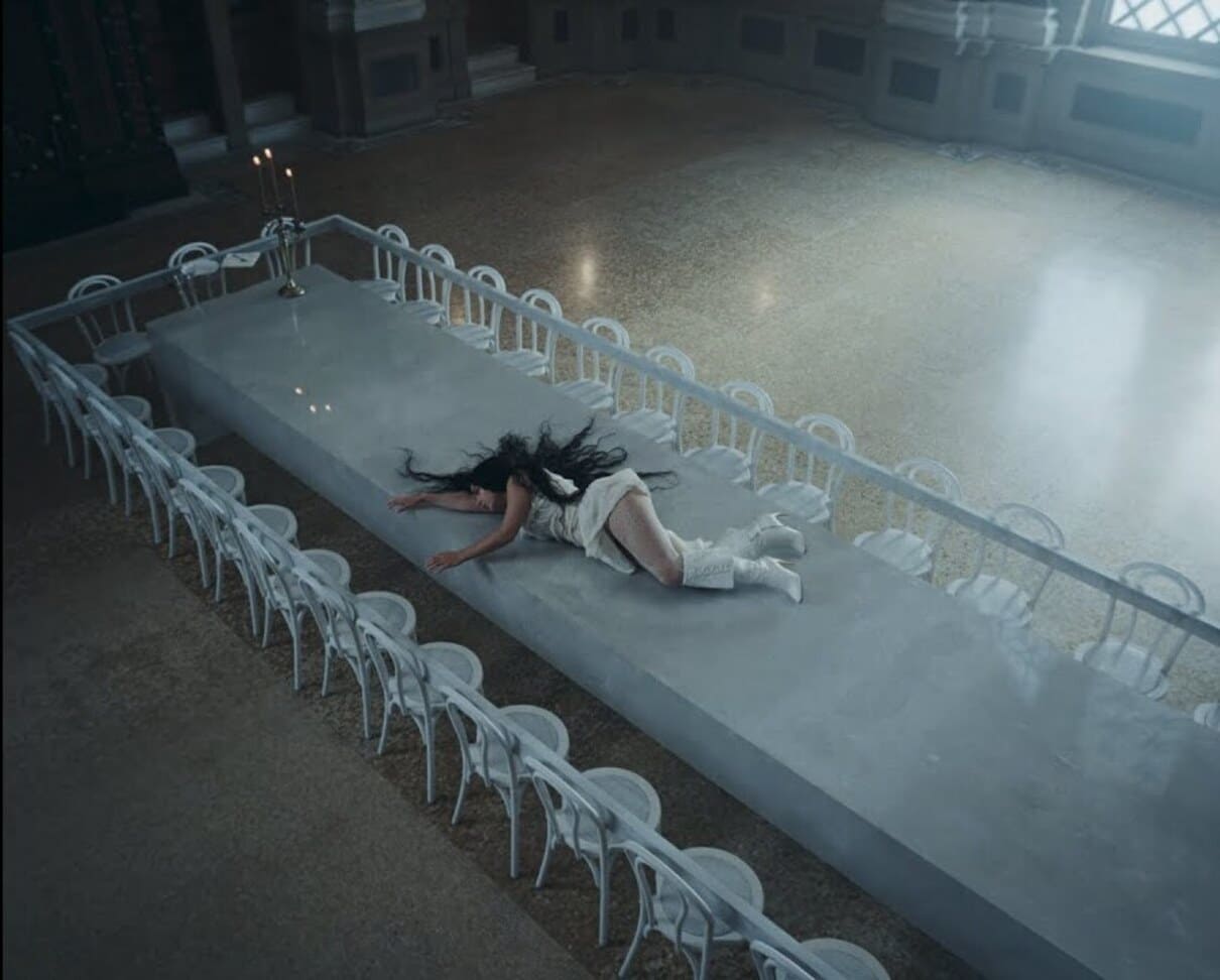 Charli XCX представила эффектный клип на новый трек Chains of Love - изображение 1