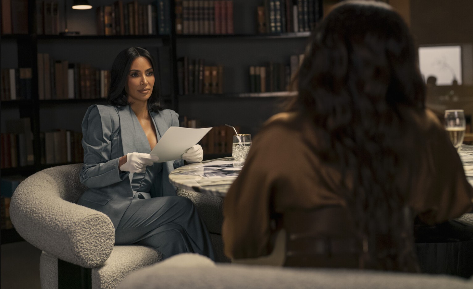 Обложка: кадр из сериала «Всё честно». Источник: Disney