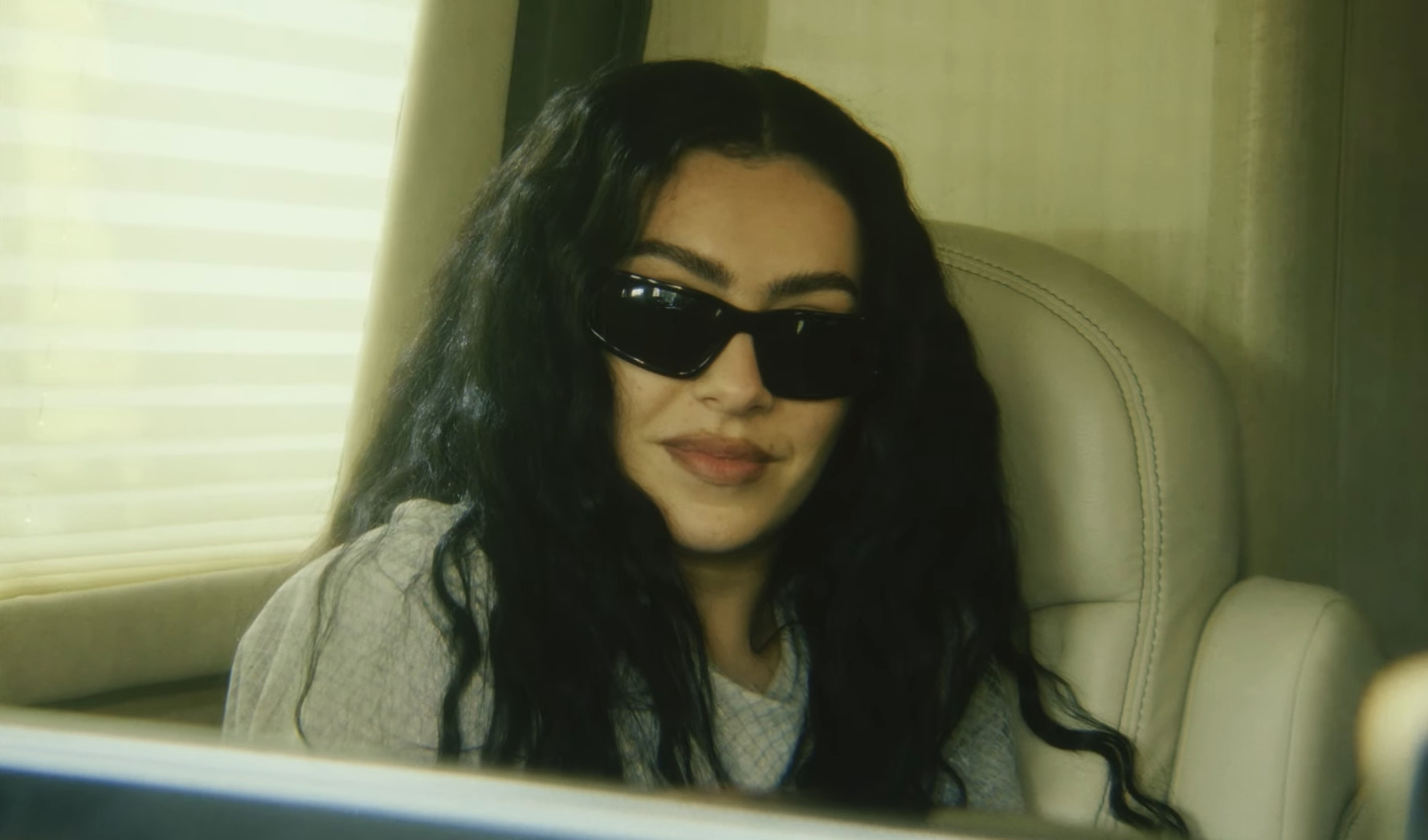 Обложка: кадр из фильма The Moment. Источник: студия A24