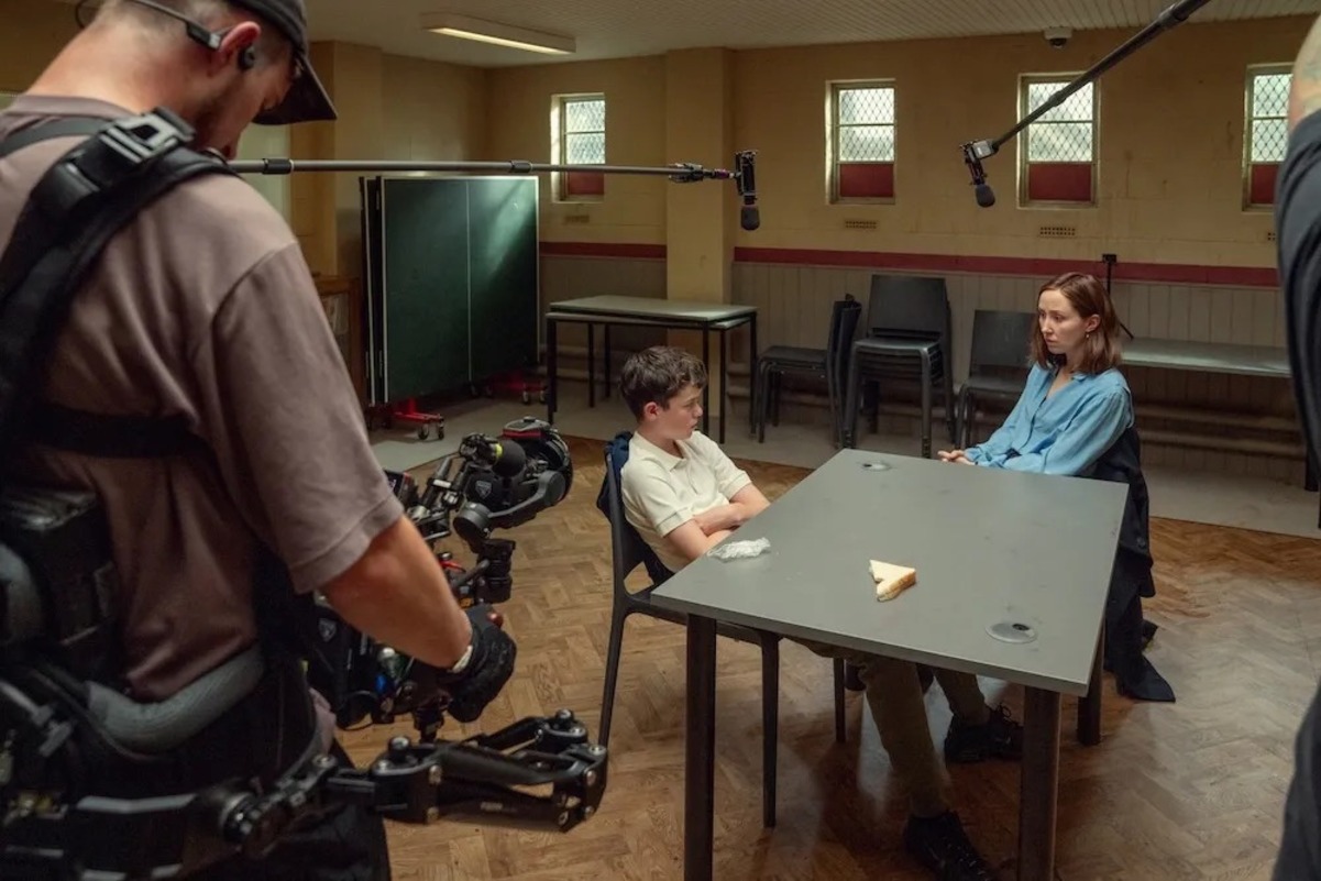 Обложка: кадр со съёмок «Переходного возраста». Источник: Ben Blackall/Netflix