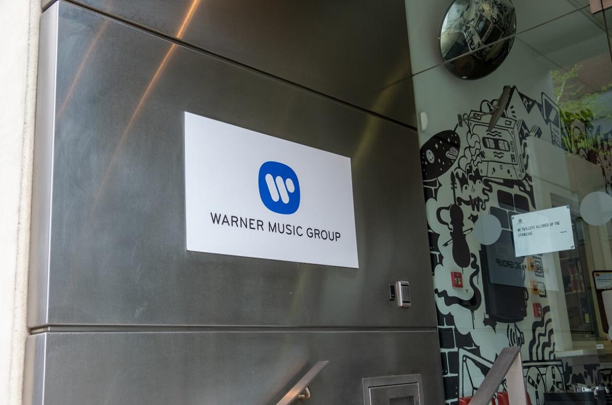 Обложка: лого Warner Music Group. Источник: AdobeStock / William