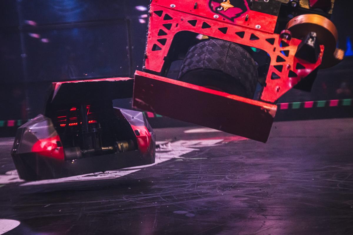 Обложка: робот «Стокилограммовый Сокол». Источник: пресс-служба «Битвы роботов»