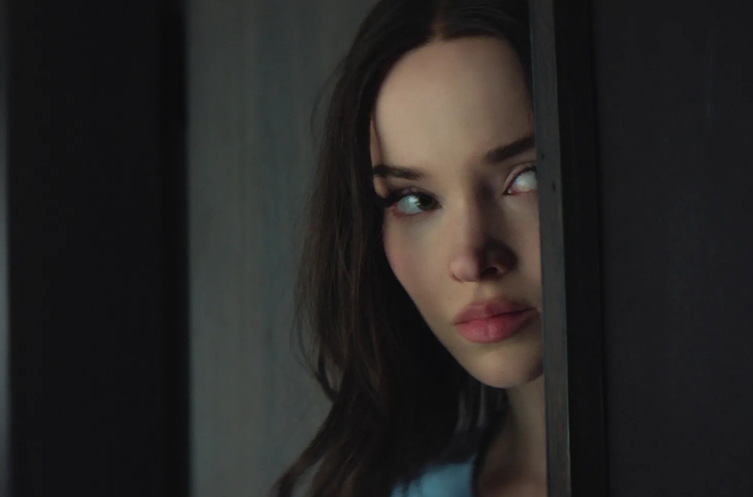 Prime Video показал первый постер сериала 56 Days с Дав Камерон