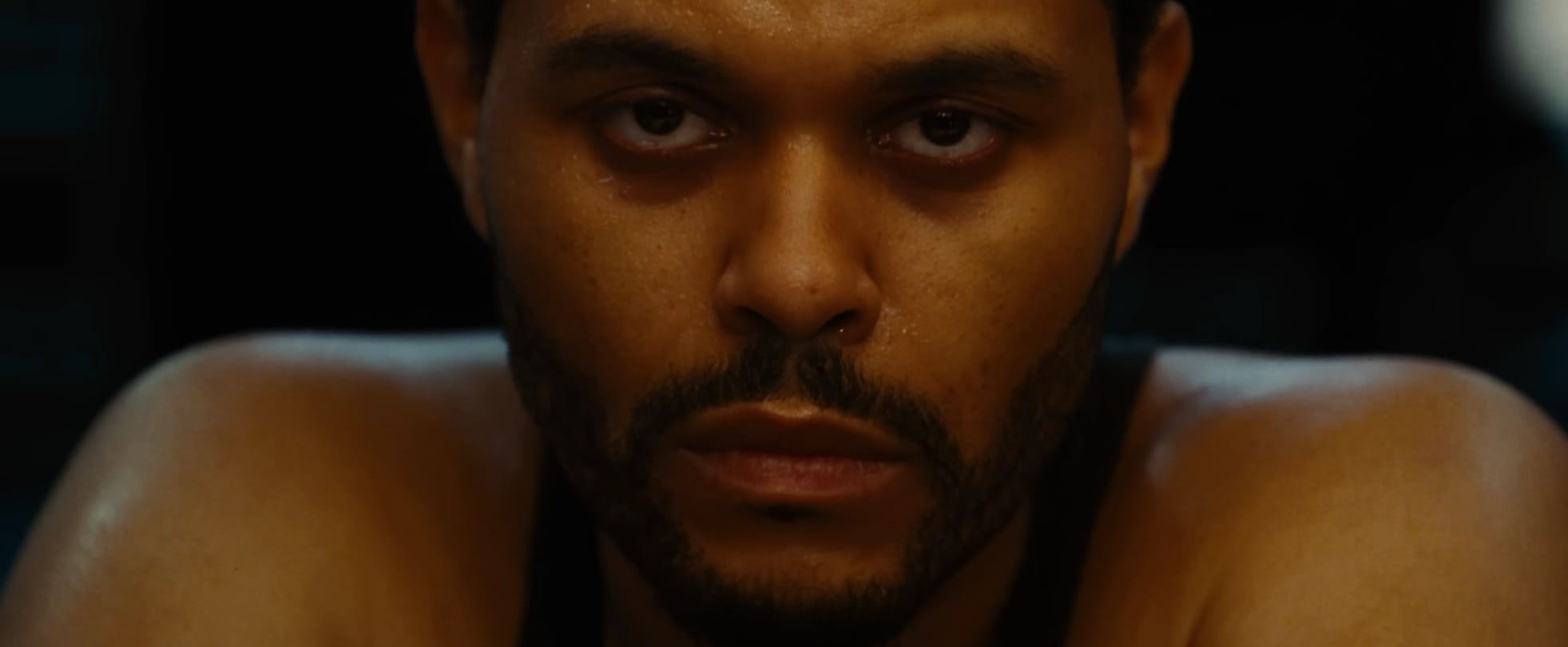 В сети появился трейлер фильма «Спеши завтра» с The Weeknd, Дженной Ортегой и Барри Кеоганом