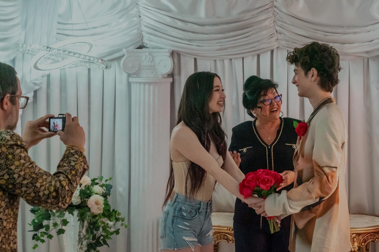 Обложка: "Анора"