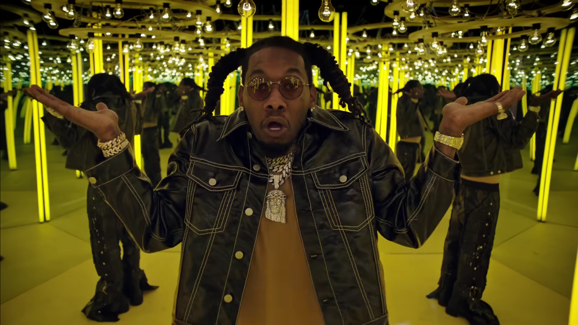 Обложка: кадр из клипа Offset — Clout ft. Cardi B