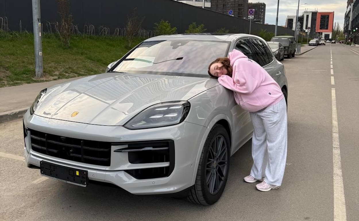 Игрок «Perfecto» исполнил мечту своей невесты и подарил ей новый Porsche Cayenne