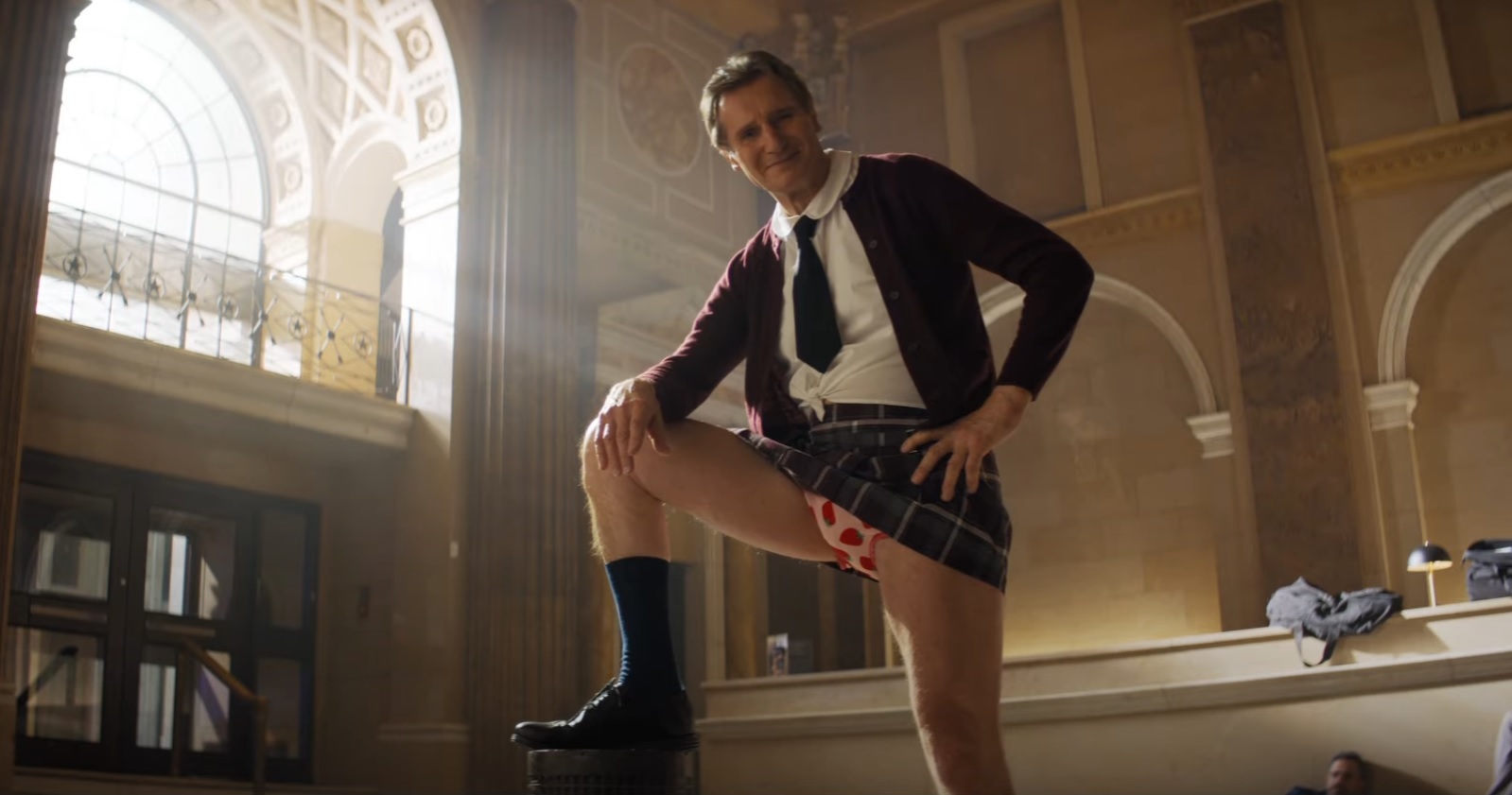 Обложка: кадр из фильма «Голый пистолет»