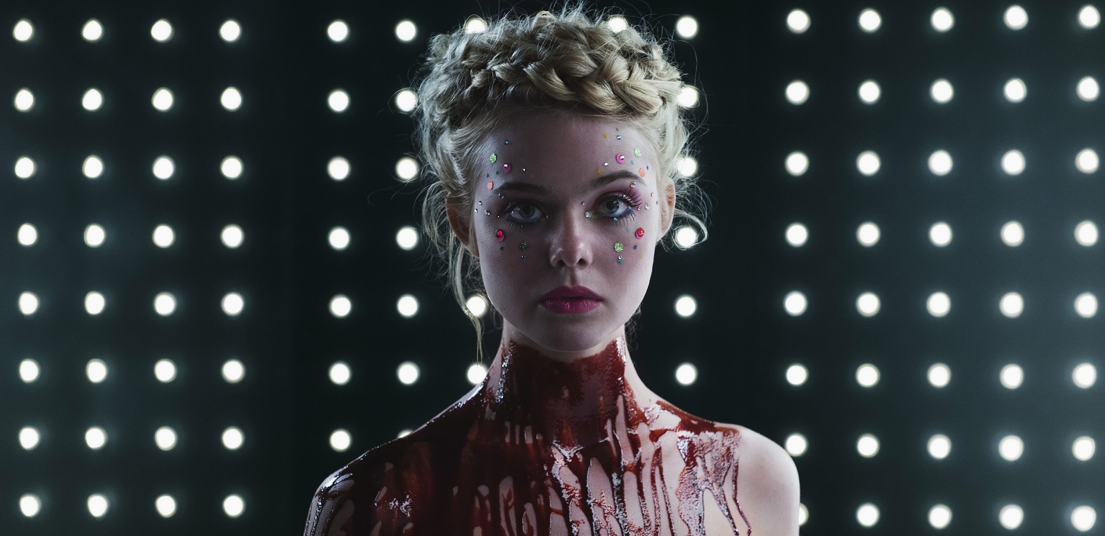 Обложка: кадр из фильма «Неоновый демон»