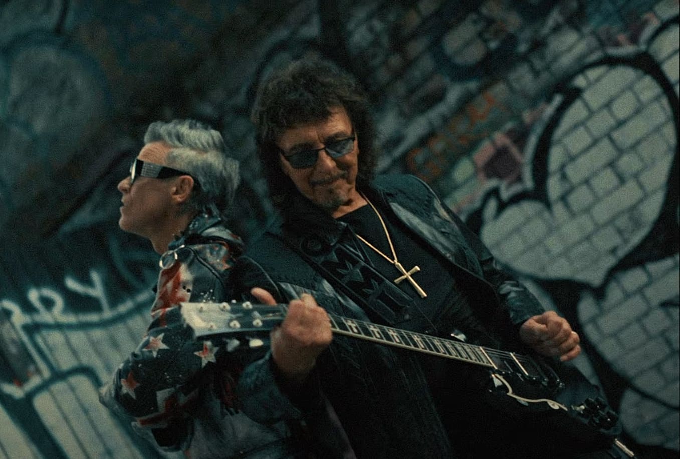 Обложка: кадр из клипа Robbie Williams - Rocket