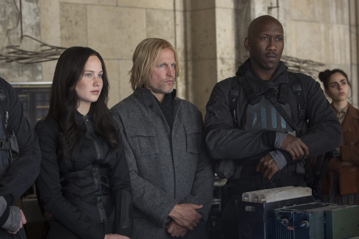 Обложка: кадр из фильма «Голодные игры: Сойка-пересмешница. Часть 2» (2015)