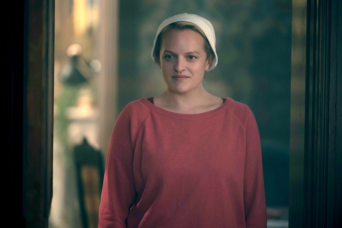 Обложка: кадр из сериала «Рассказ служанки»