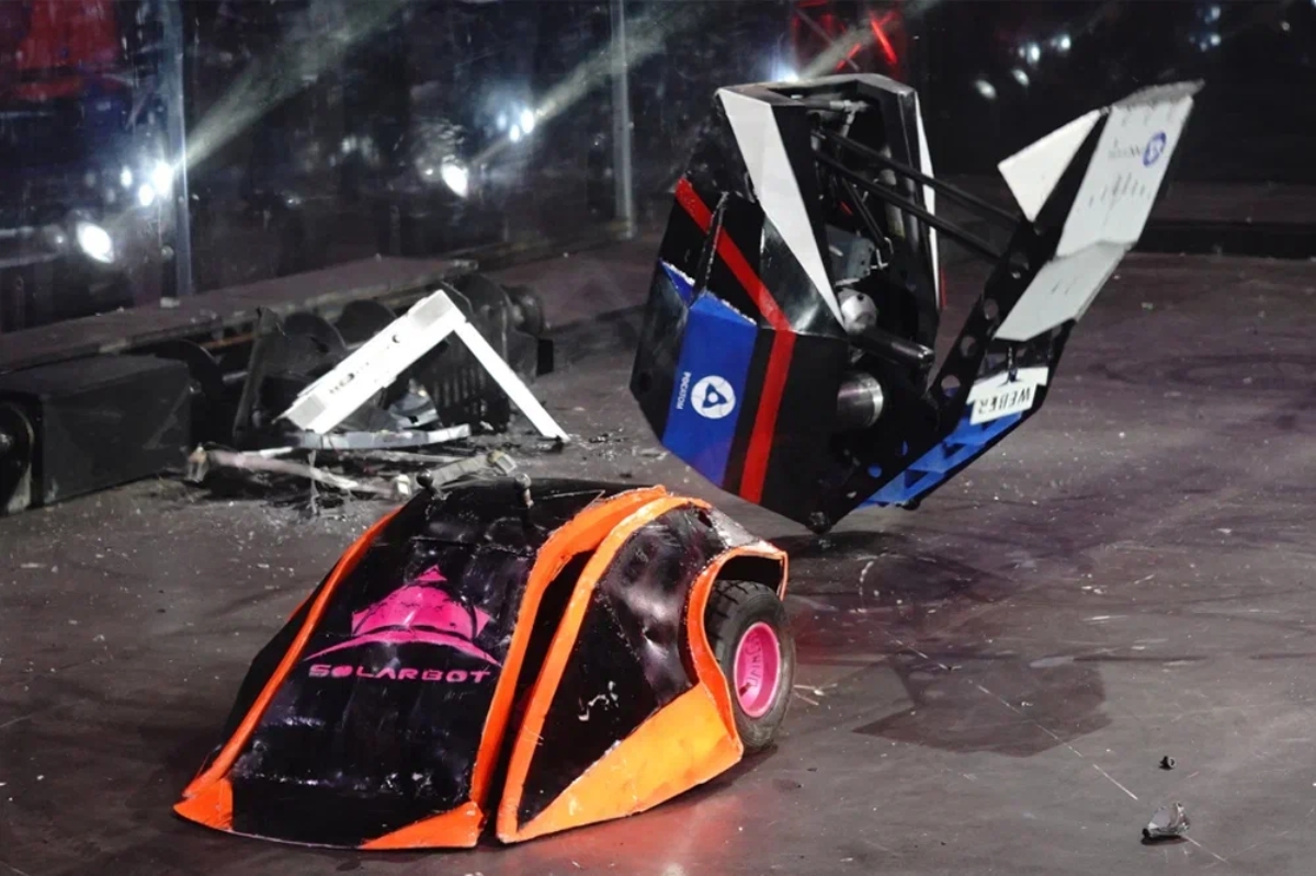 Инженеры-робототехники из из подмосковья создали робота-феникса - изображение обложка