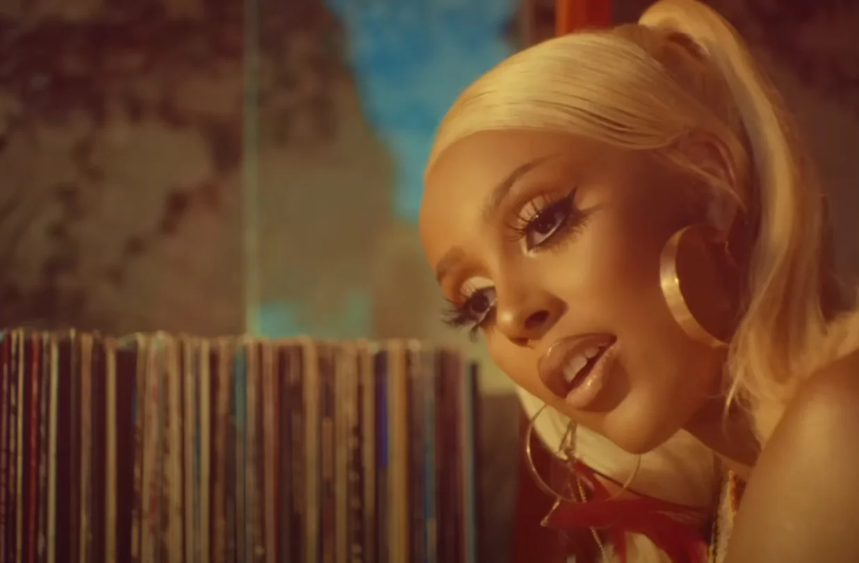 Обложка: кадр из клипа Doja Cat — Say So