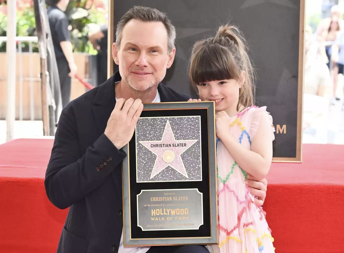 Обложка: Кристиан Слэйтер с дочкой (Фото: Michael Buckner/Variety via Getty)