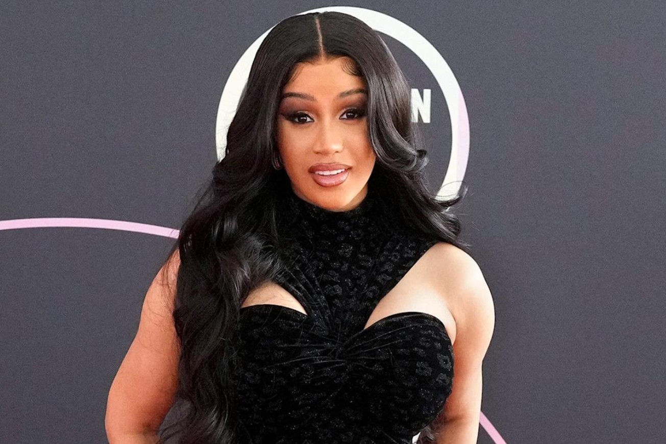 Обложка: Карди Би / фото: Axelle/Bauer-Griffin/FilmMagic