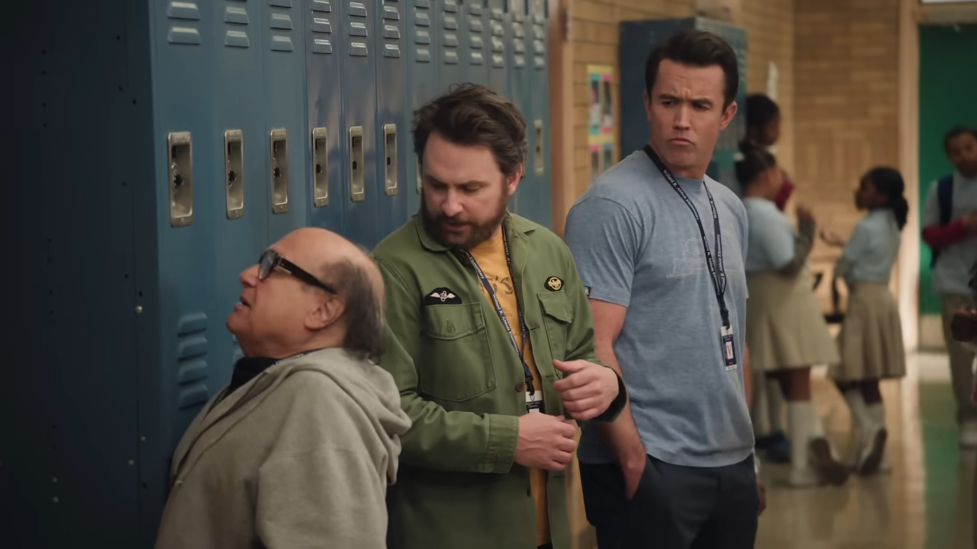 Обложка: кадр из секкриала «В Филадельфии всегда солнечно»