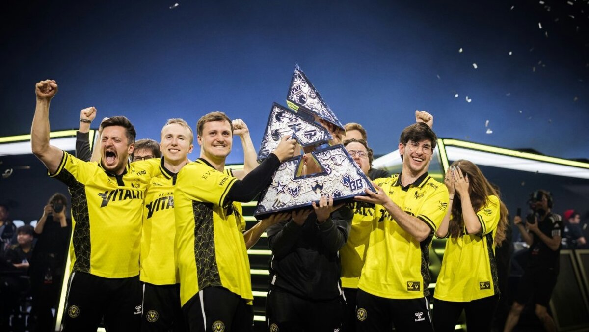 Обложка: Team Vitality  Фото: HLTV