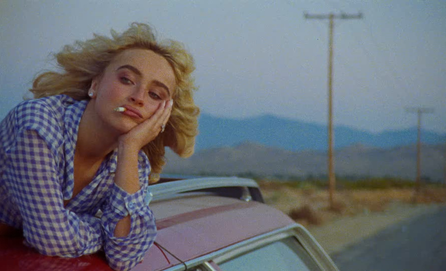 Обложка: кадр из клипа Sabrina Carpenter — Manchild