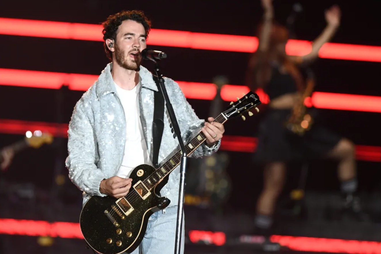 Обложка: Кевин Джонас / фото: Getty Images