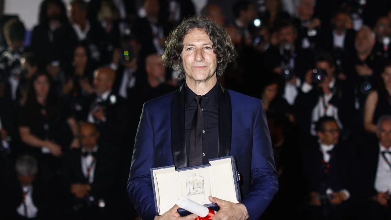 Обложка: Джонатан Глейзер Фото: Sarah Meyssonnier/Reuters