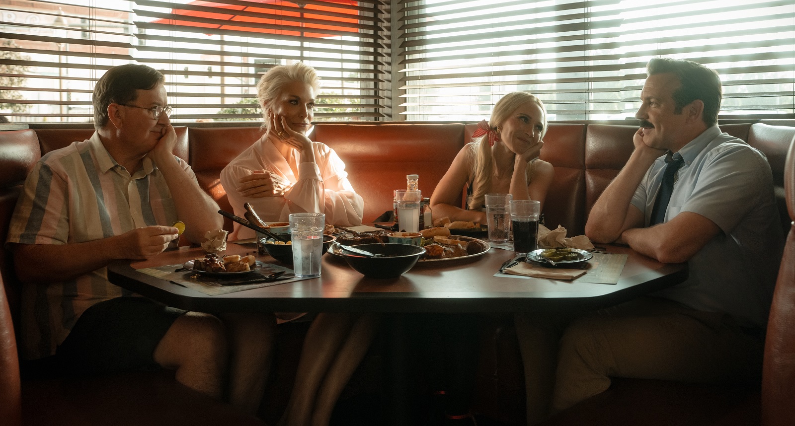 Обложка: кадр из сериала «Тед Лассо»