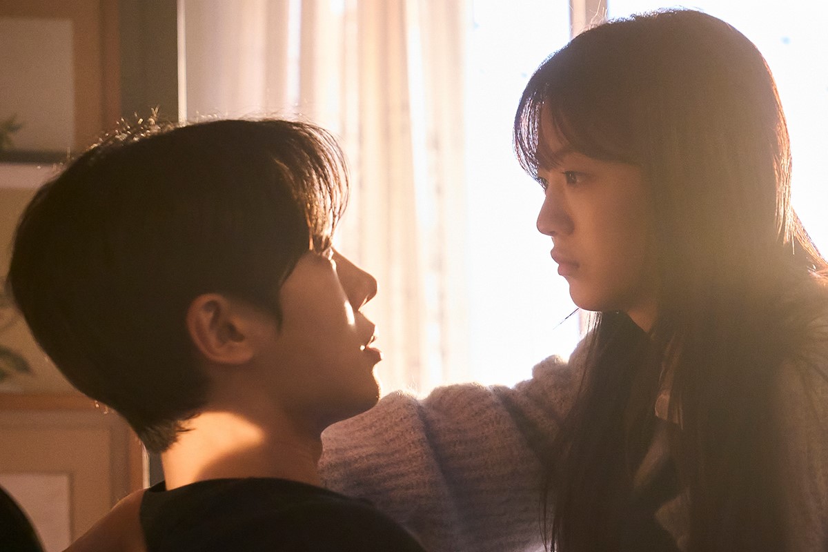 Обложка: скриншот из дорамы Вверх тормашками