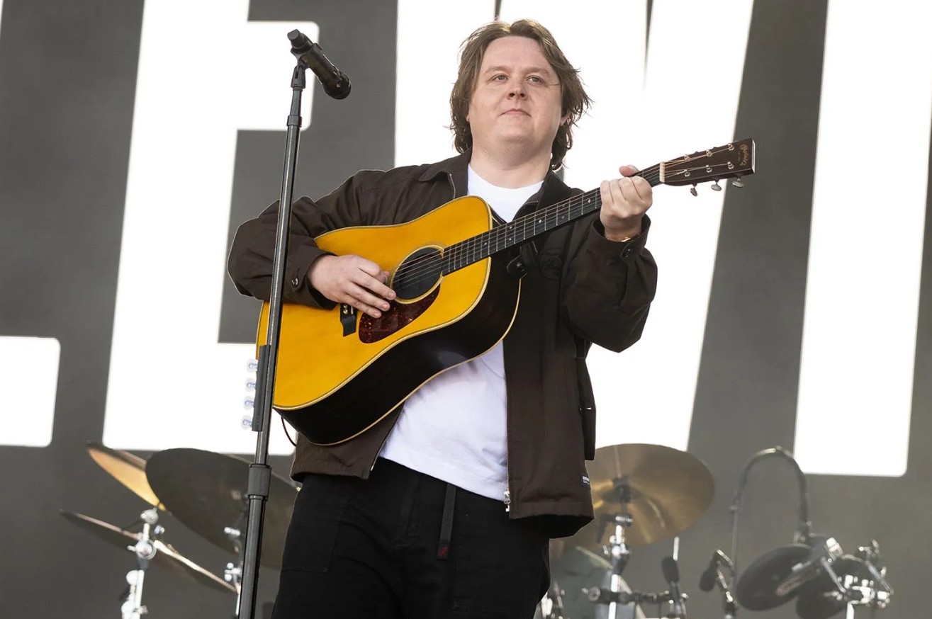 Обложка: Льюис Капальди / фото: Getty Images