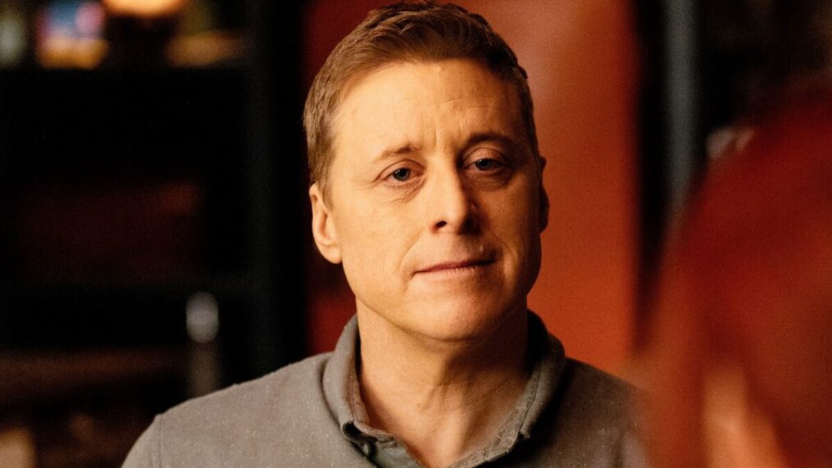 Обложка: James Dittinger / ©Syfy / Courtesy Everett Collection