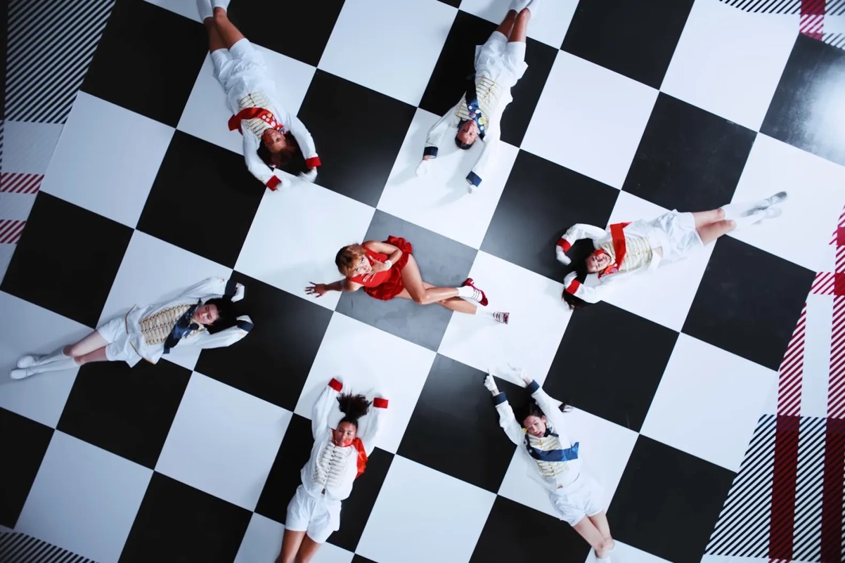 Обложка: PinkPantheress на кадрах клипа «Romeo»