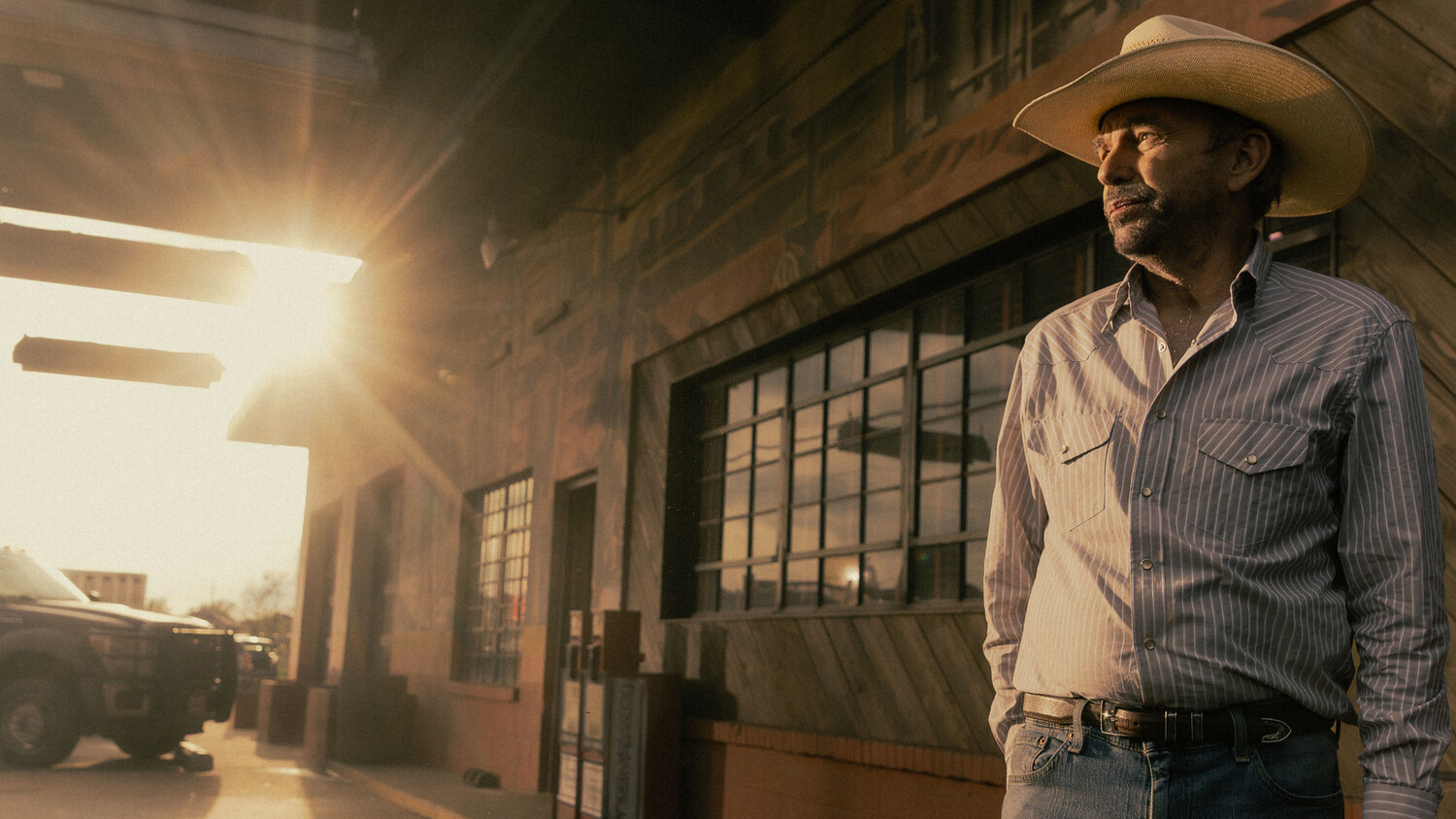 Обложка: кадр из сериала «Лэндмен»