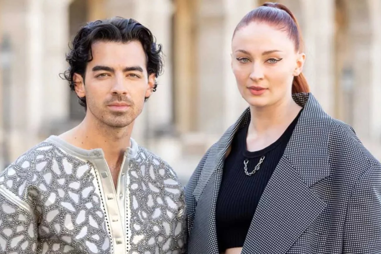 Жалаңаш Софи Тернер