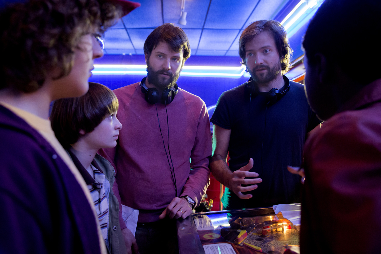 Обложка: кадры со съёмок сериала «Очень странные дела»