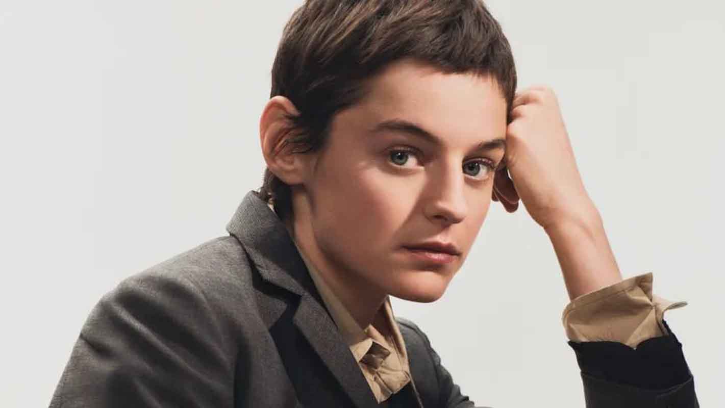 Обложка: Эмма Коррин для аромата брендов Miu Miu и LʼOréal