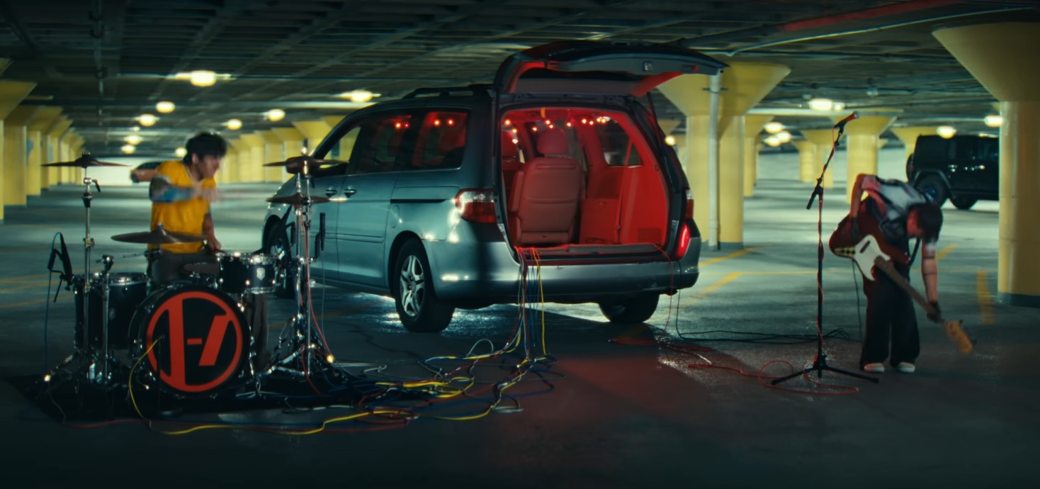 Обложка: кадр из видео Twenty One Pilots