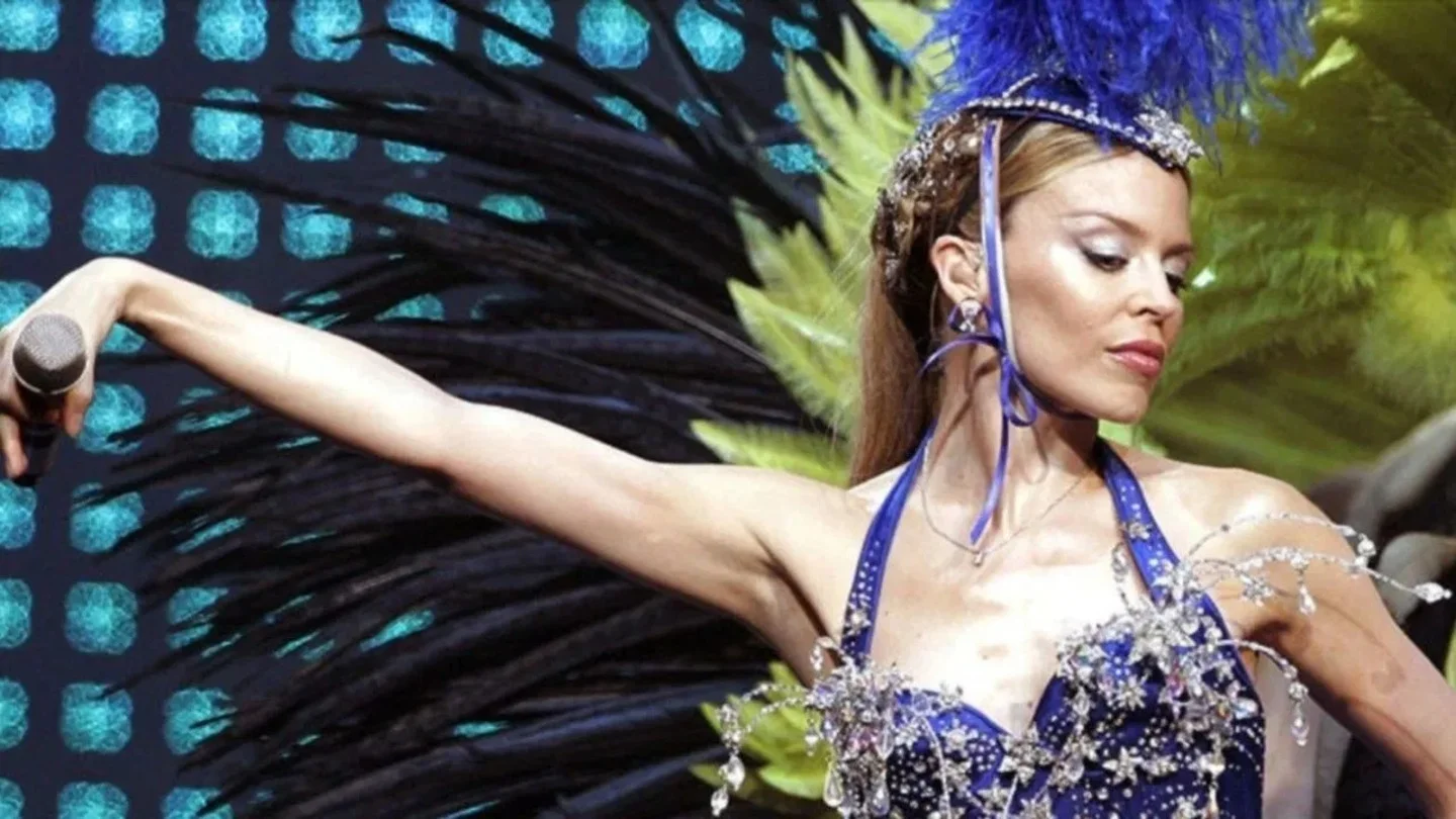 Обложка: Кайли Миноуг во время тура Showgirl: The Greatest Hits