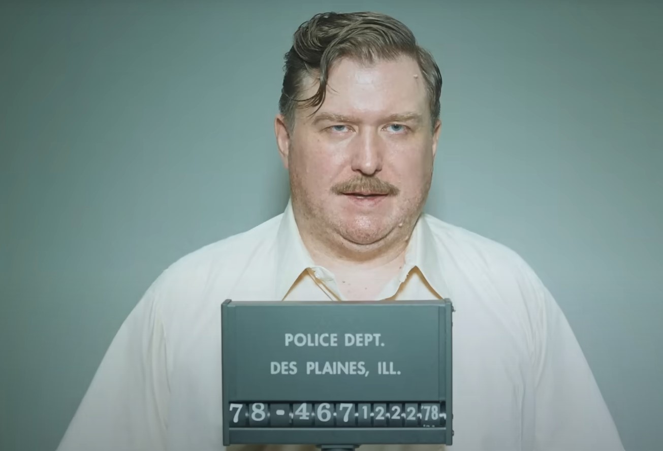 Обложка: кадр из трейлера "Джон Уэйн Гейси: Замаскированный дьявол"