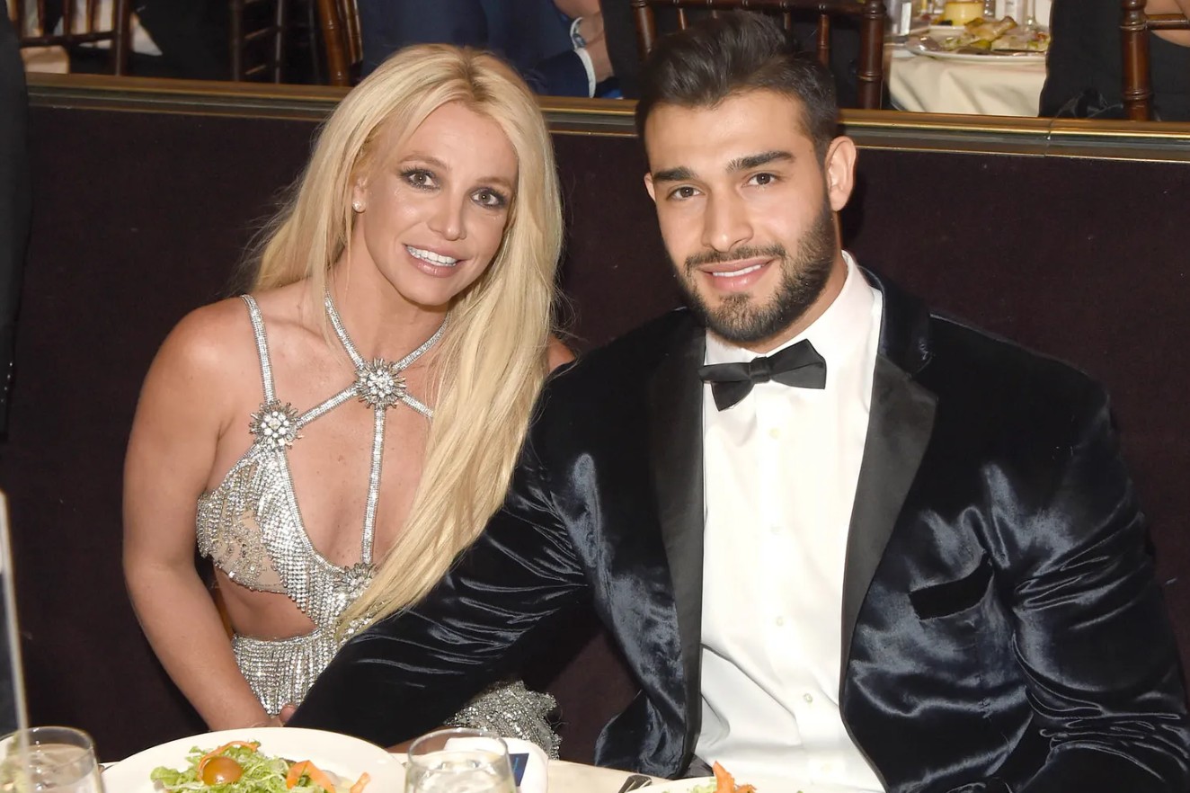 Әйел киіміндегі жігіт еркекті сорып алады