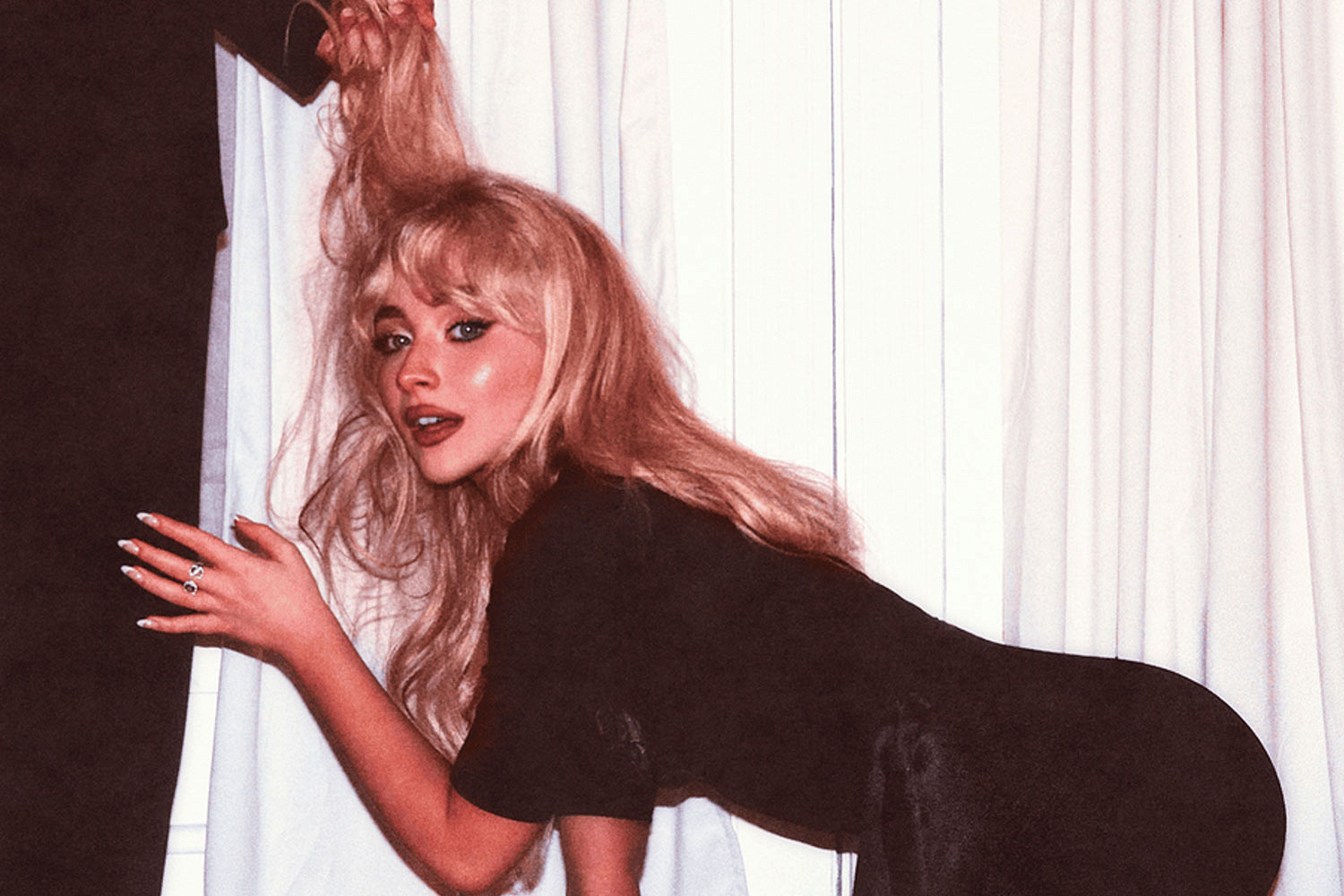 Обложка: обложка альбома Сабрины Карпентер Man's Best Friend