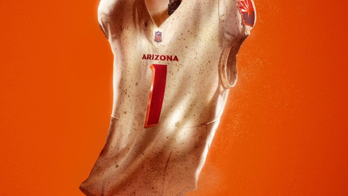 Обложка: Джерси клуба Arizona Cardinals. Courtesy of NFL