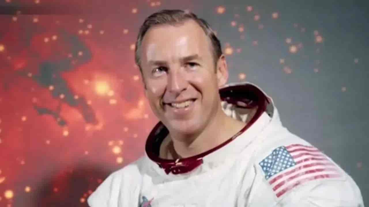 Обложка: Джеймс Ловелл, NASA