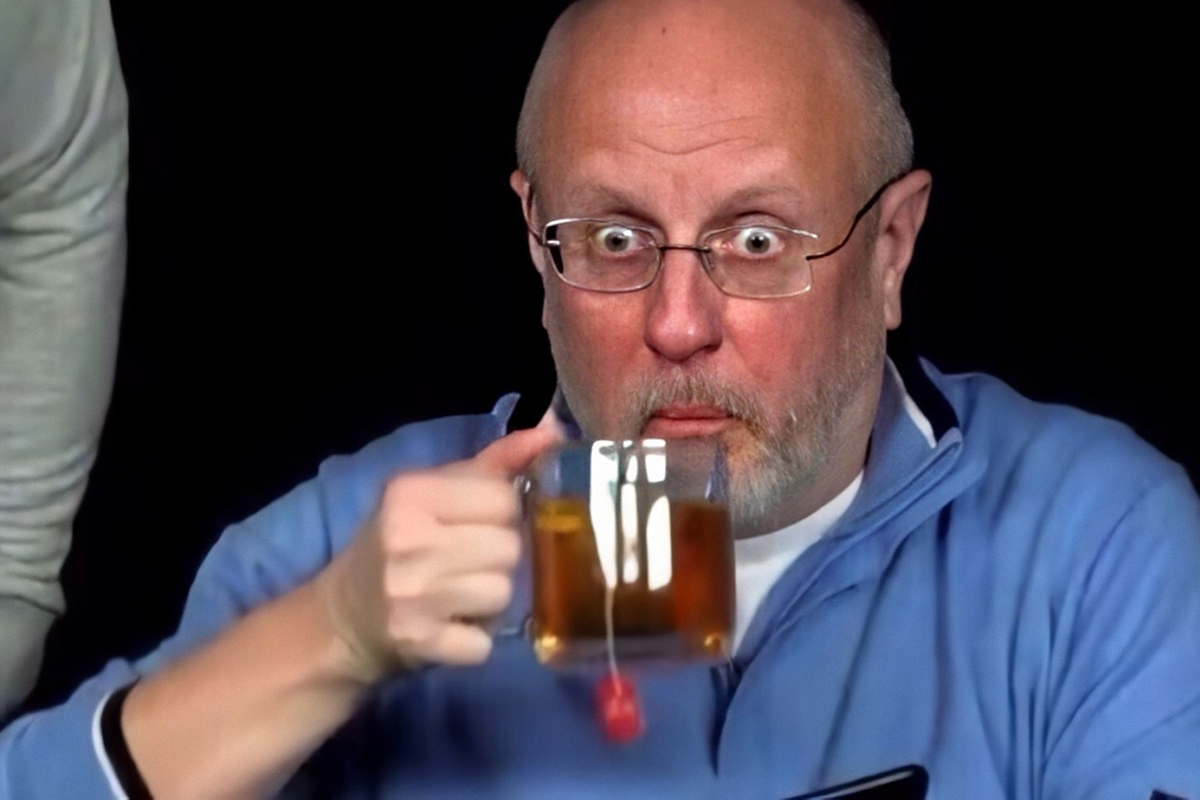 Обложка: кадр из ролика YouTube "Гоблин пьёт чай", вырезка из видео Дмитрия Пучкова