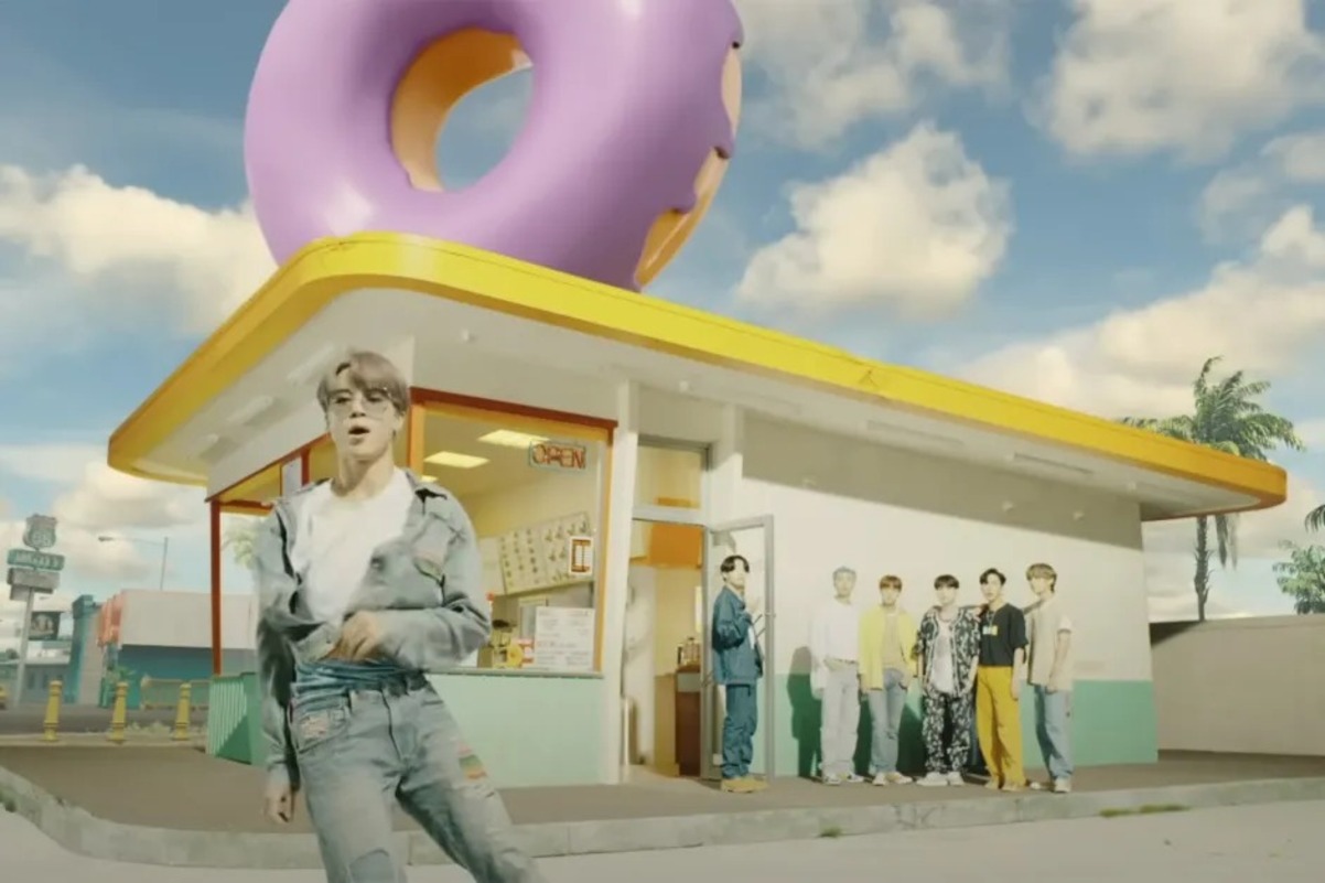 Обложка: кадр из клипа BTS — Dynamite