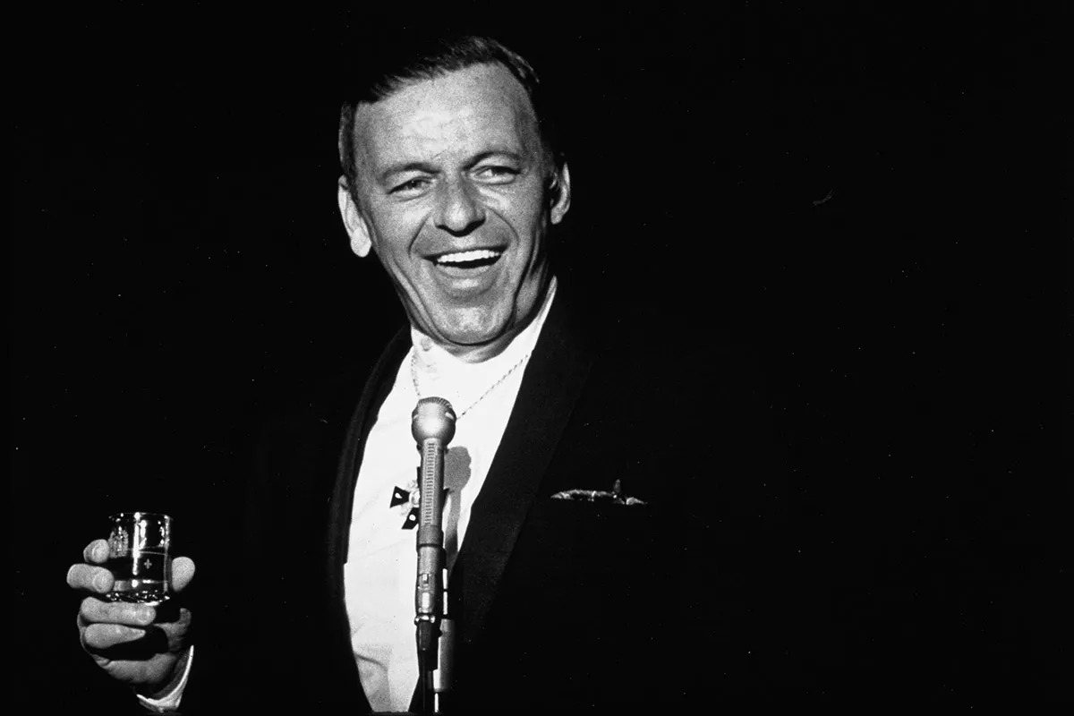 Обложка: Фрэнк Синатра. Фото: Ray Fisher/The LIFE Images Collection/Getty Images.