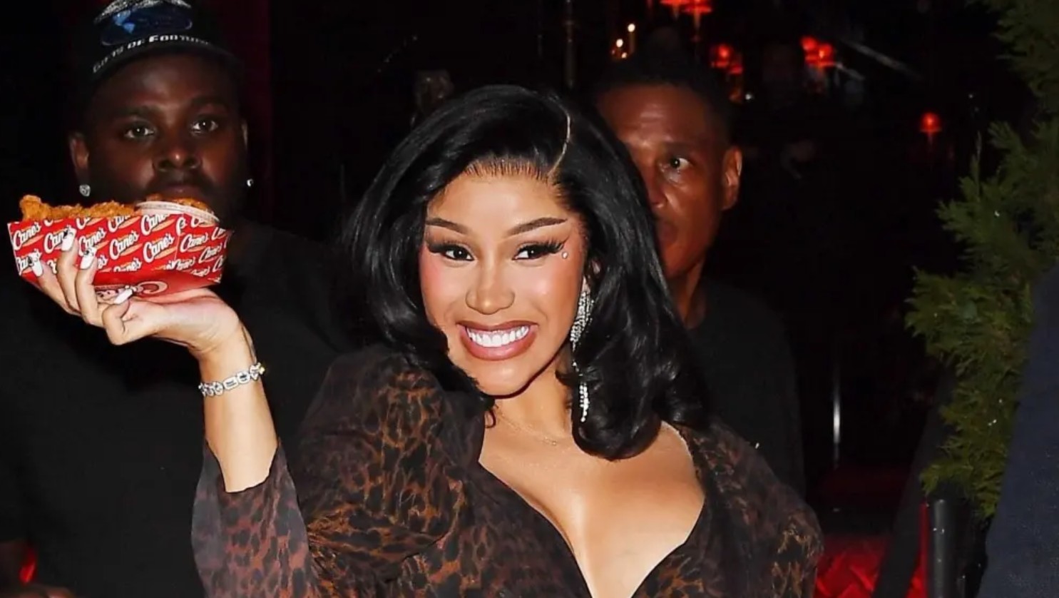 Обложка: Карди Би / фото: BACKGRID, New York Post