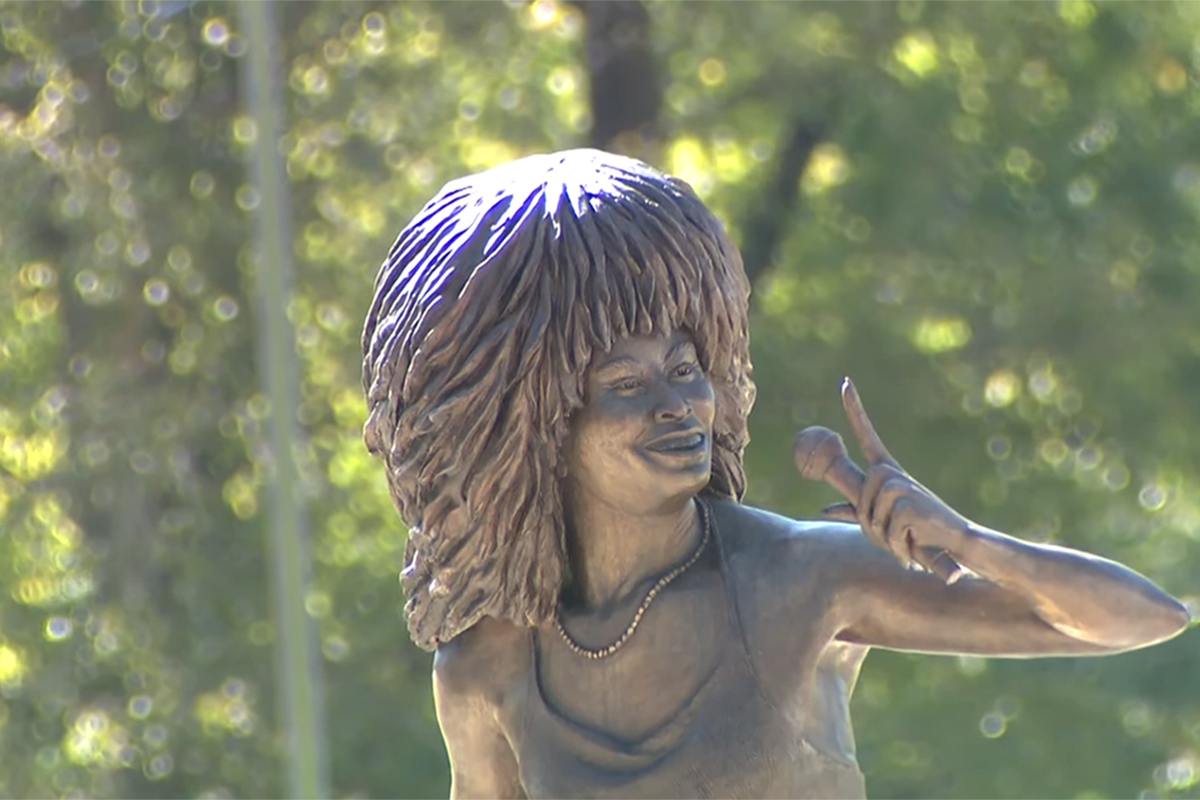 Обложка: фотография с мероприятия, YouTube - Tina Turner statue unveiled in Brownsville