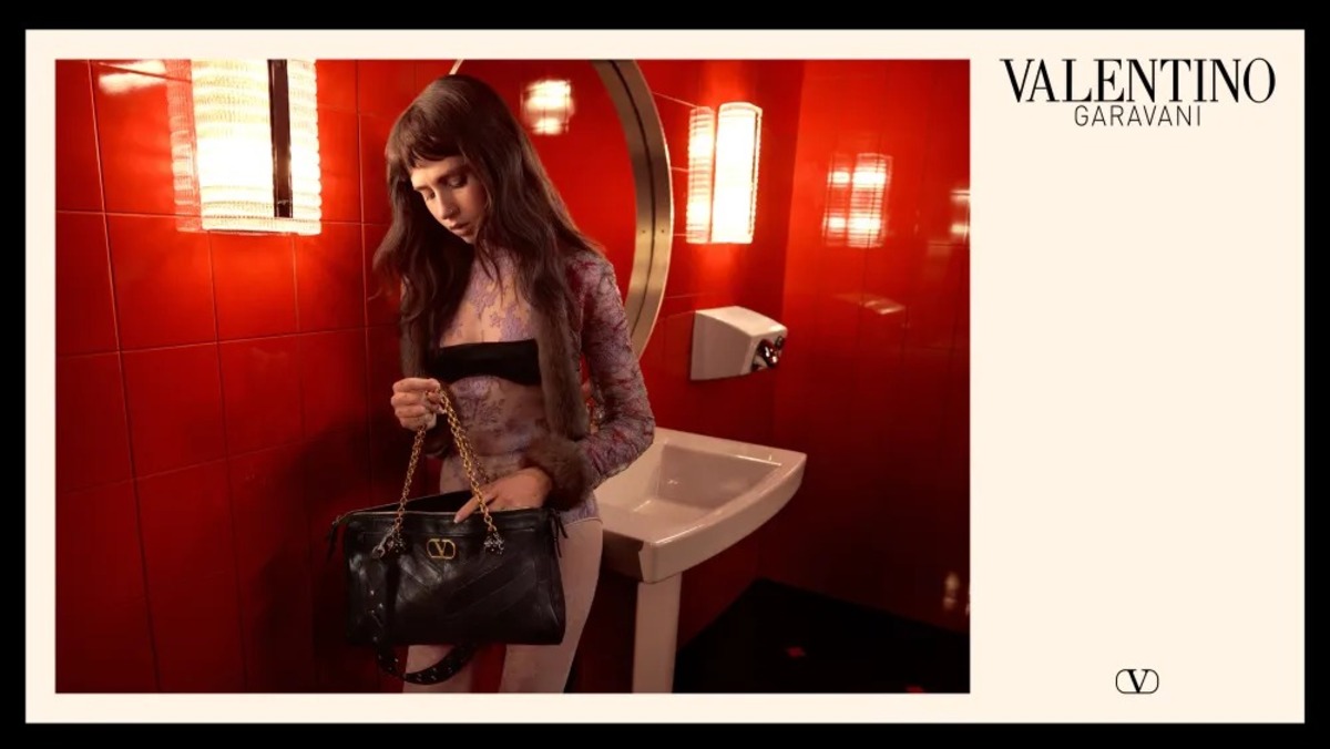 Обложка: Clairo в рекламной кампании Valentino осень 2025/ WMD/ courtesy of Valentino