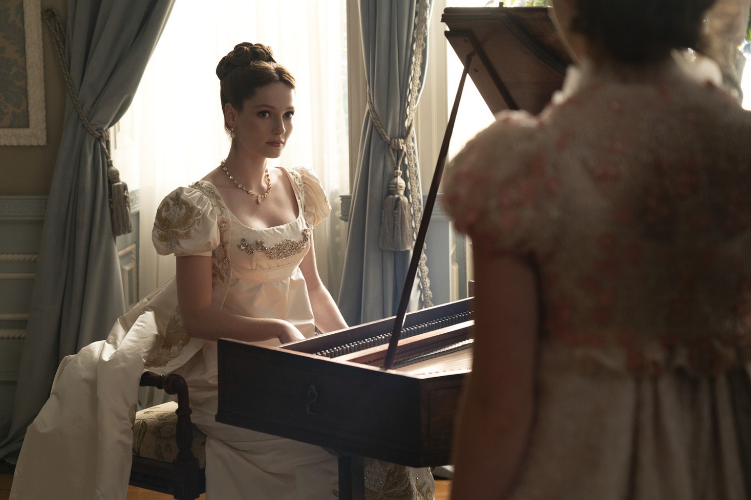 Обложка: кадр из сериала «Бриджертоны». Источник: Netflix